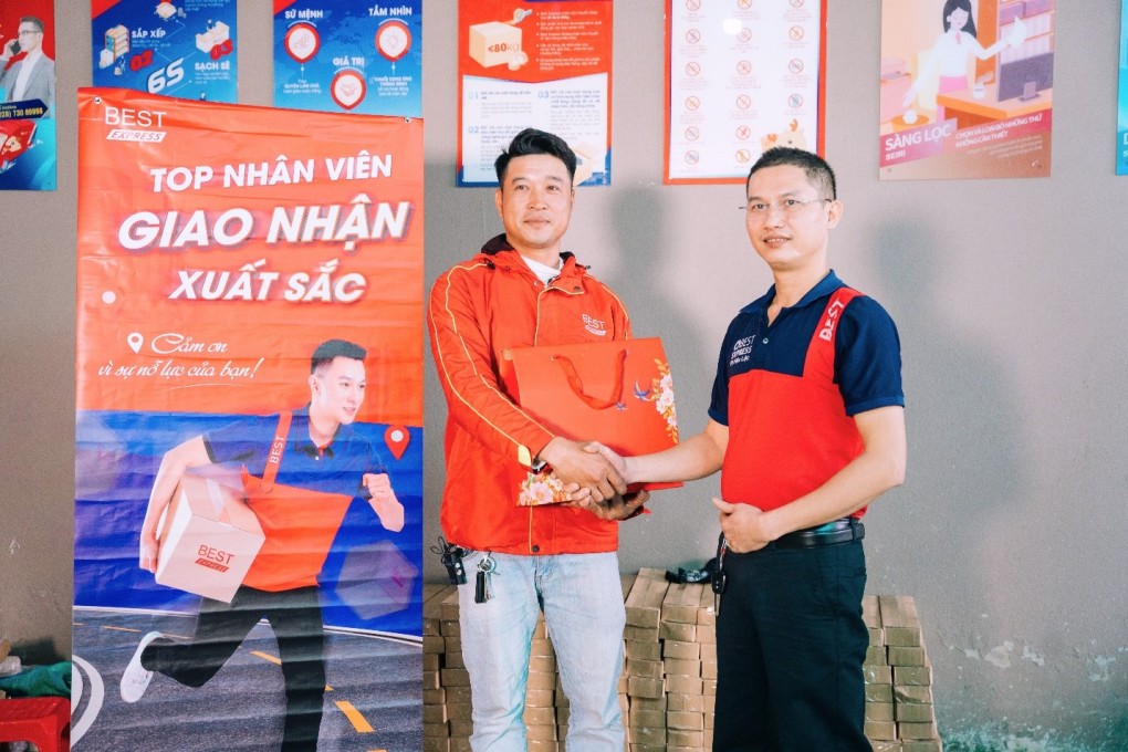 BEST Express trao thưởng cho shipper giao hàng khu vực miền Trung