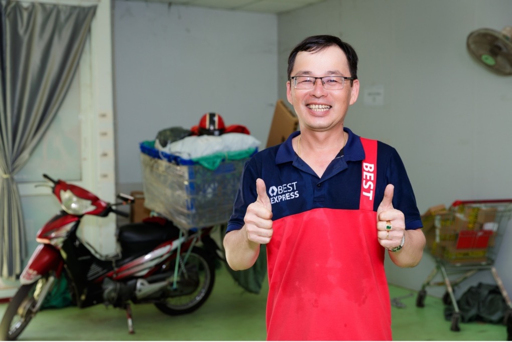 BEST trao quà cho shipper giao hàng Đông Nam Bộ xuất sắc 1