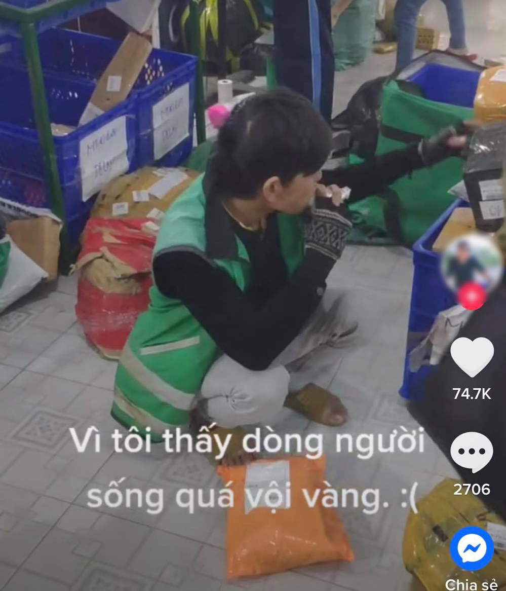 Xót xa nam shipper ăn tranh thủ để còn soạn đơn cho kịp giao hàng 2
