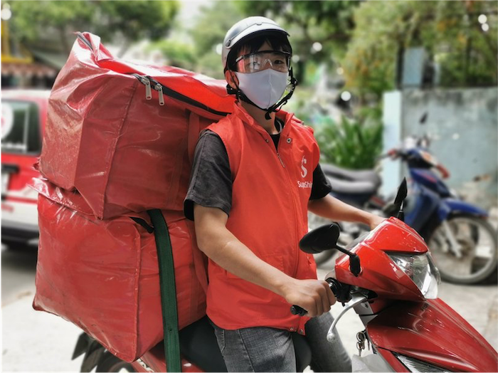 Các bạn trẻ làm shipper giao hàng lo lắng nhất điều gì
