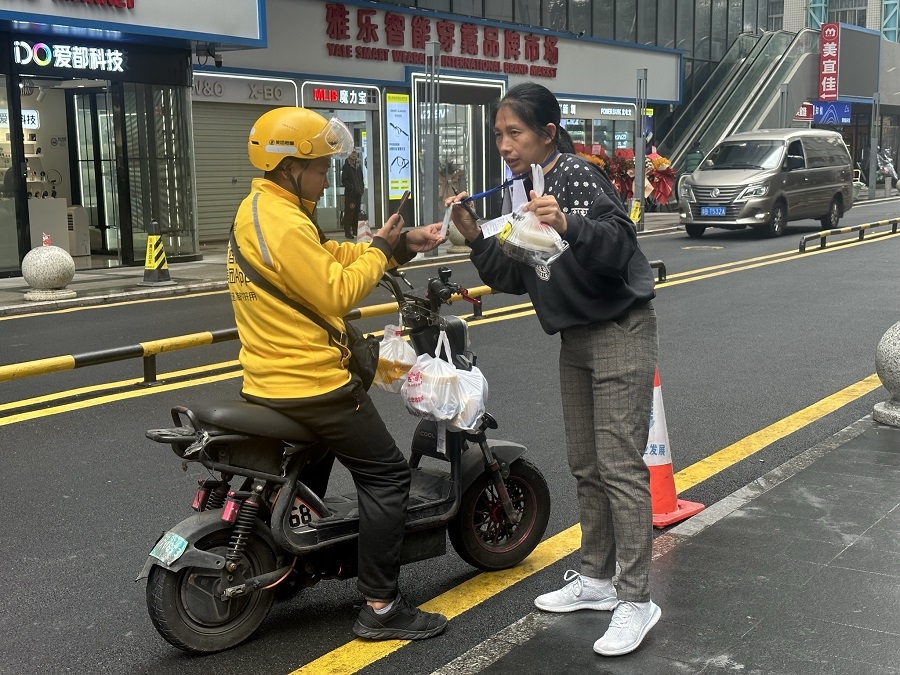Đi giao hàng nam shipper kinh ngạc trước cảnh bên trong căn hộ 2