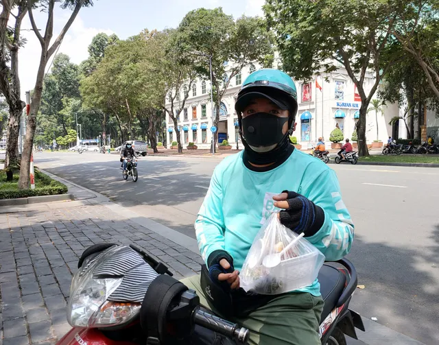 Nghề giao hàng đối mặt với nguy hiểm, lừa đảo và khủng hoảng thừa