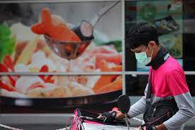 Nhân viên giao hàng yêu cầu khách nữ mặc áo ngực khi nhận hàng gây tranh cãi