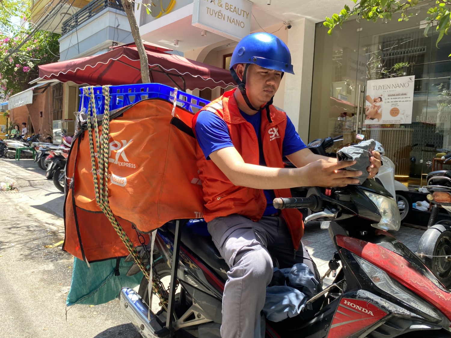 Những câu chuyện vui buồn của nghề shipper giao hàng 1