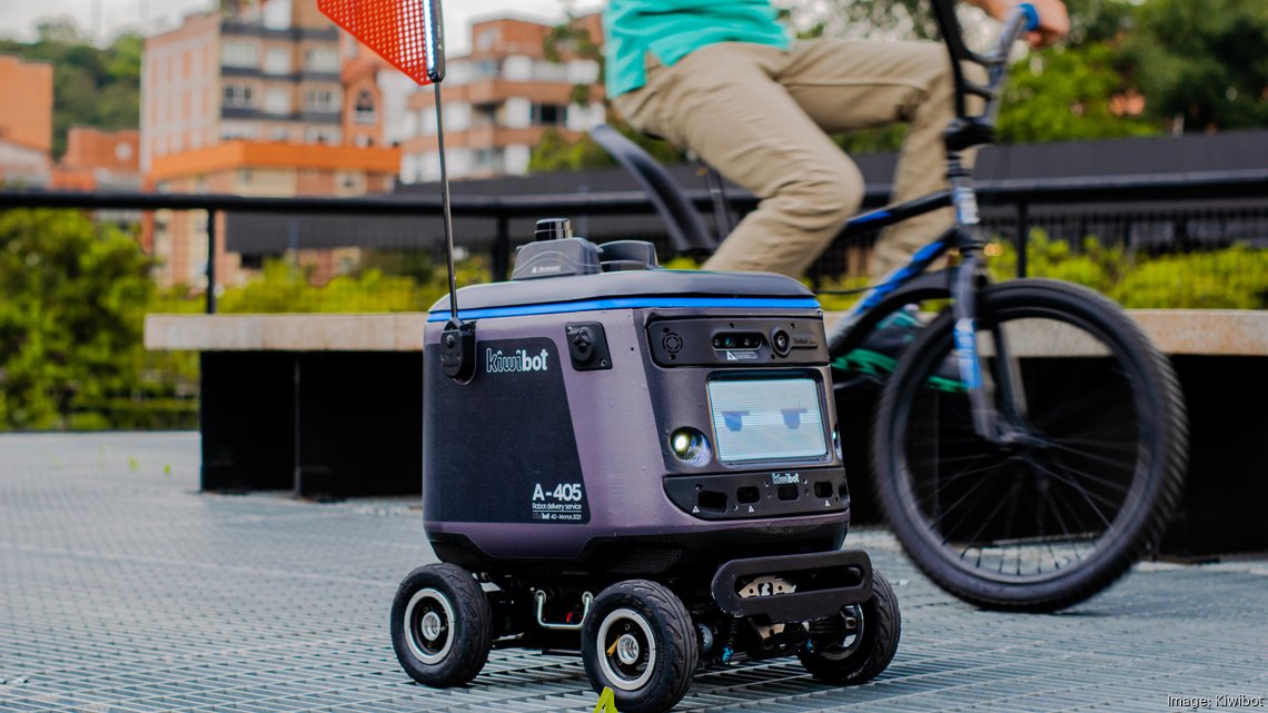 Robot giao hàng đồ ăn bốc cháy giữa sân trường đại học Mỹ 1