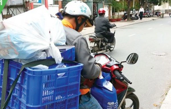 Vật bất ly thân của shipper cháy đen cày đường nhựa 40 độ 1
